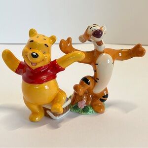 Disney Theme Parks Winnie The Pooh Bear Tigger Salt & Pepper Shakers Set Hugging